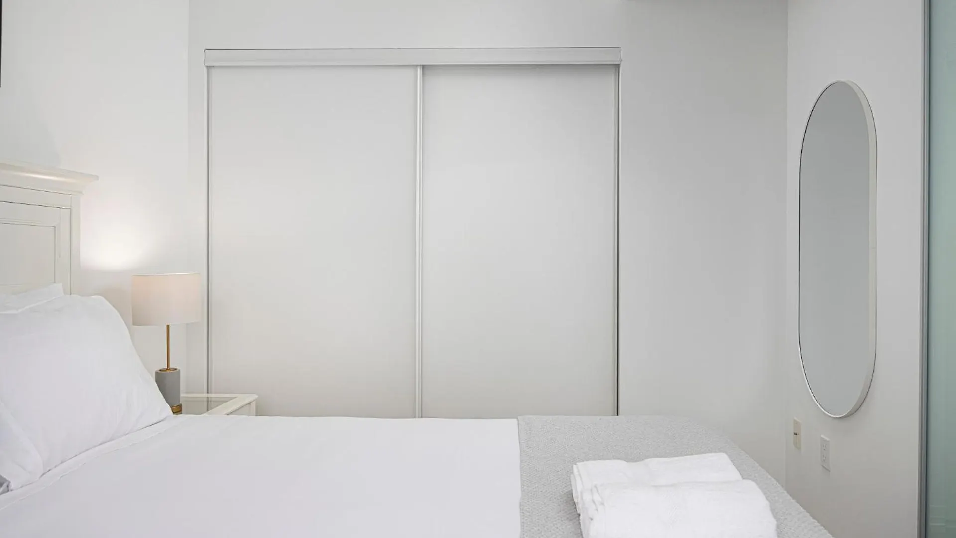 Luxury And Spacious Suite Steps To Eaton Center Toronto Apartment