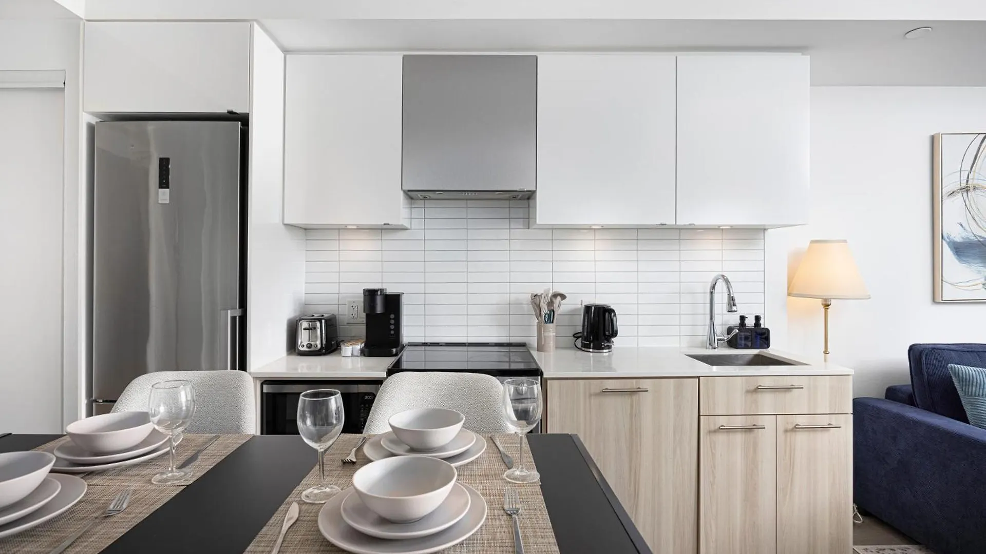 Luxury And Spacious Suite Steps To Eaton Center Toronto Canada