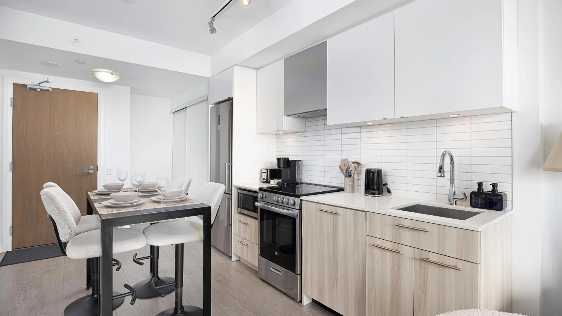 Apartment Luxury And Spacious Suite Steps To Eaton Center Toronto