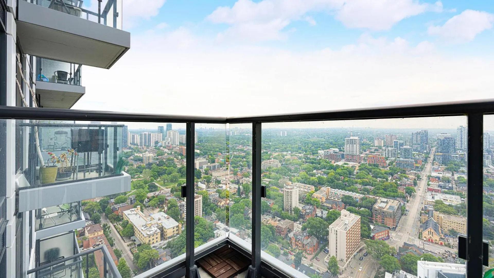 Luxury And Spacious Suite Steps To Eaton Center Toronto Apartment