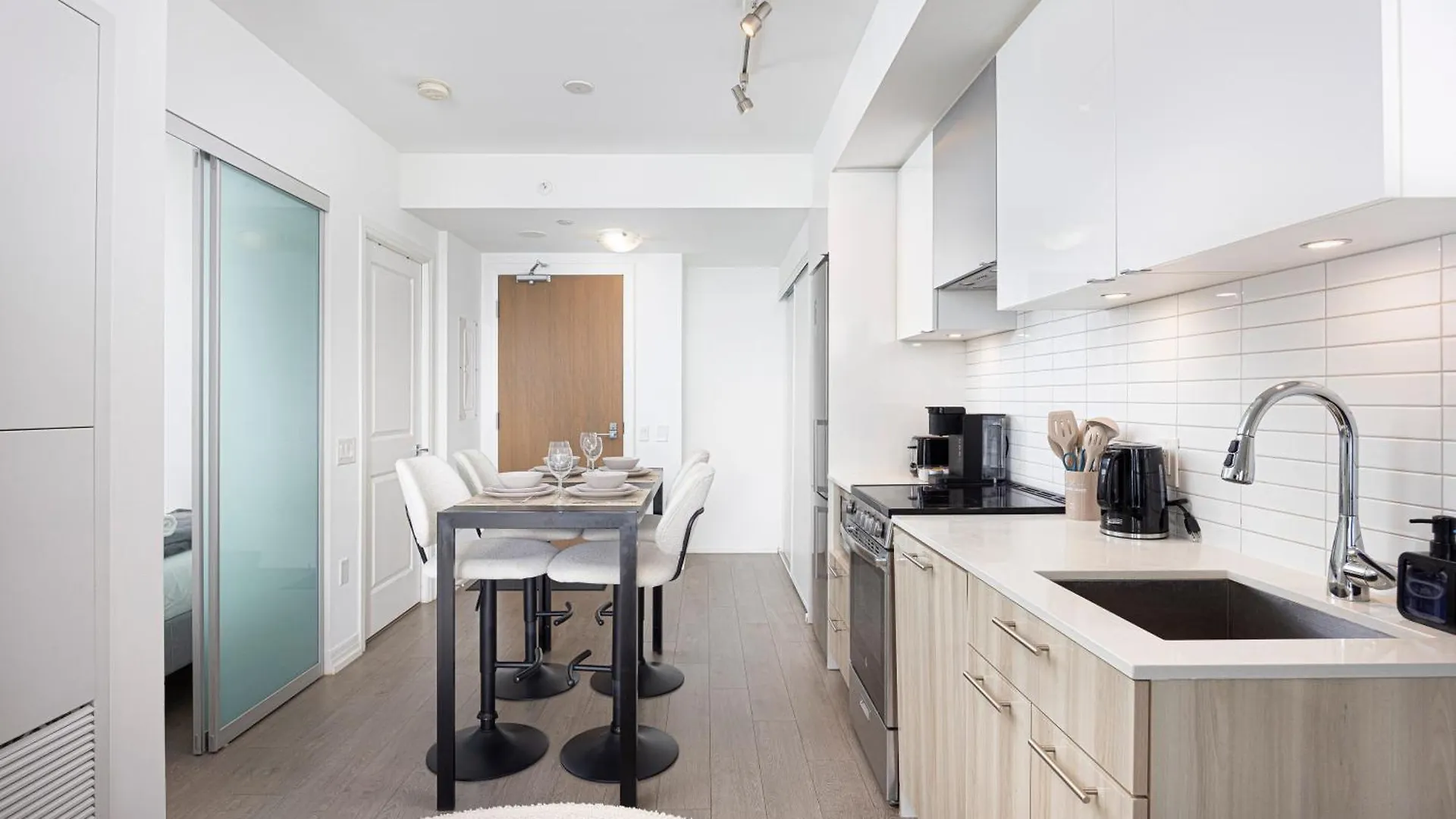 Apartment Luxury And Spacious Suite Steps To Eaton Center Toronto
