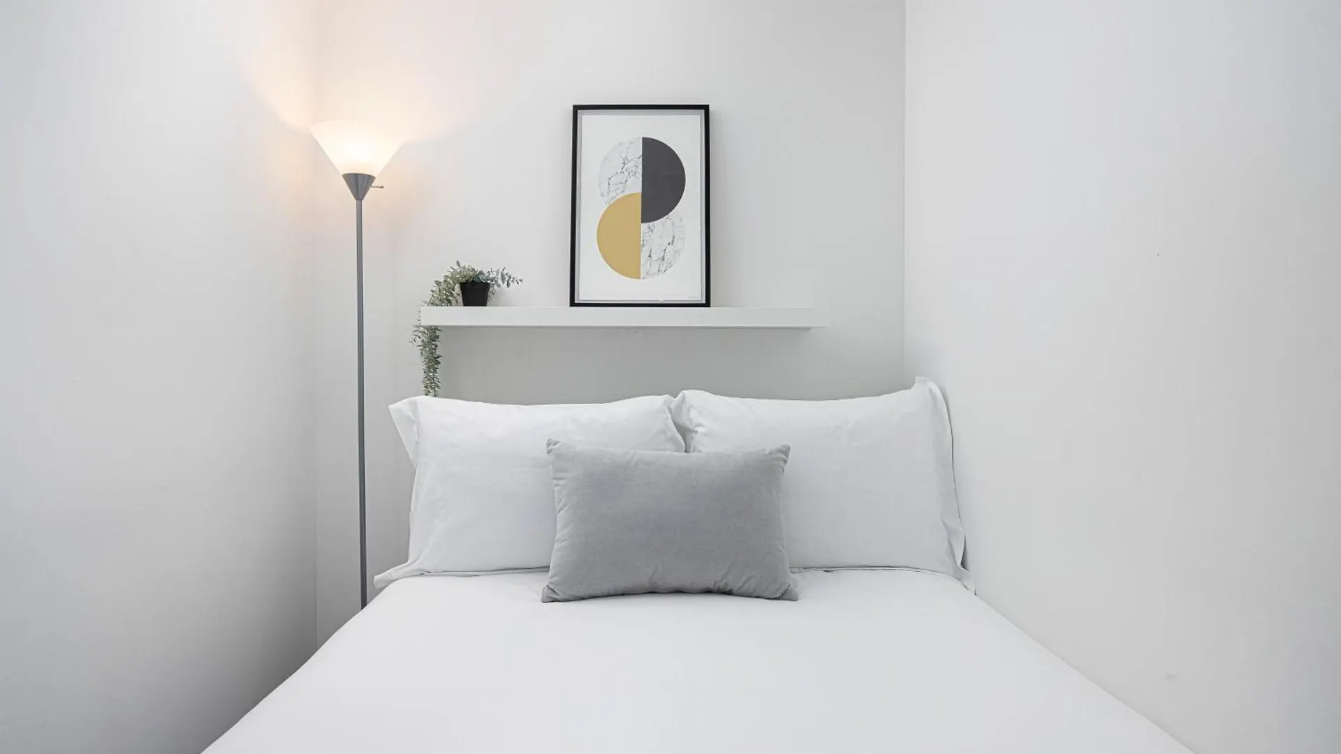 Luxury And Spacious Suite Steps To Eaton Center Toronto