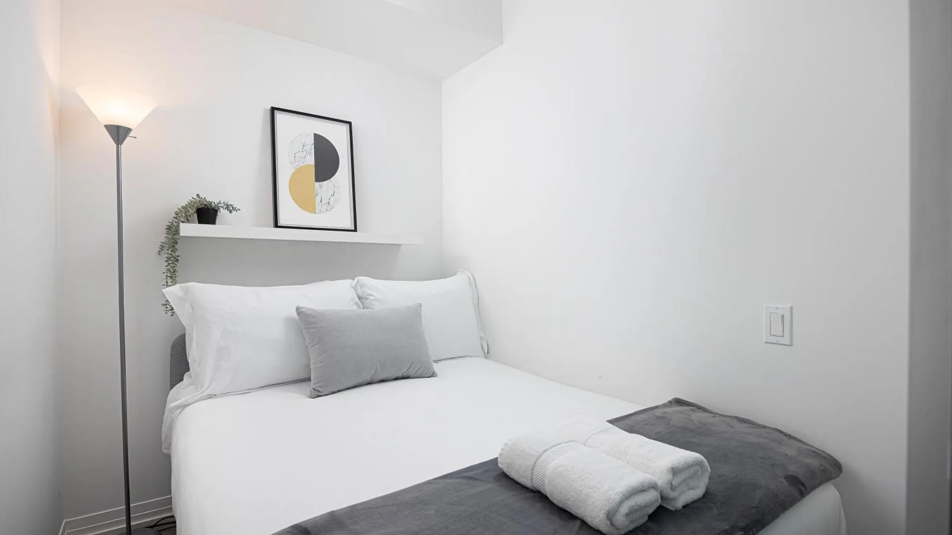 Apartment Luxury And Spacious Suite Steps To Eaton Center Toronto Canada