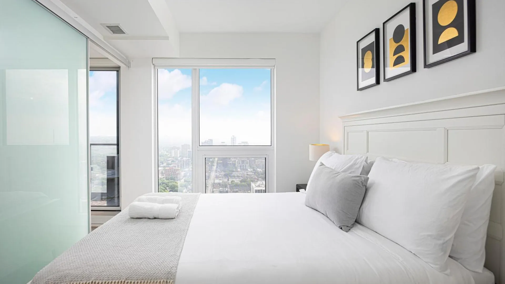 Luxury And Spacious Suite Steps To Eaton Center 0*, Toronto