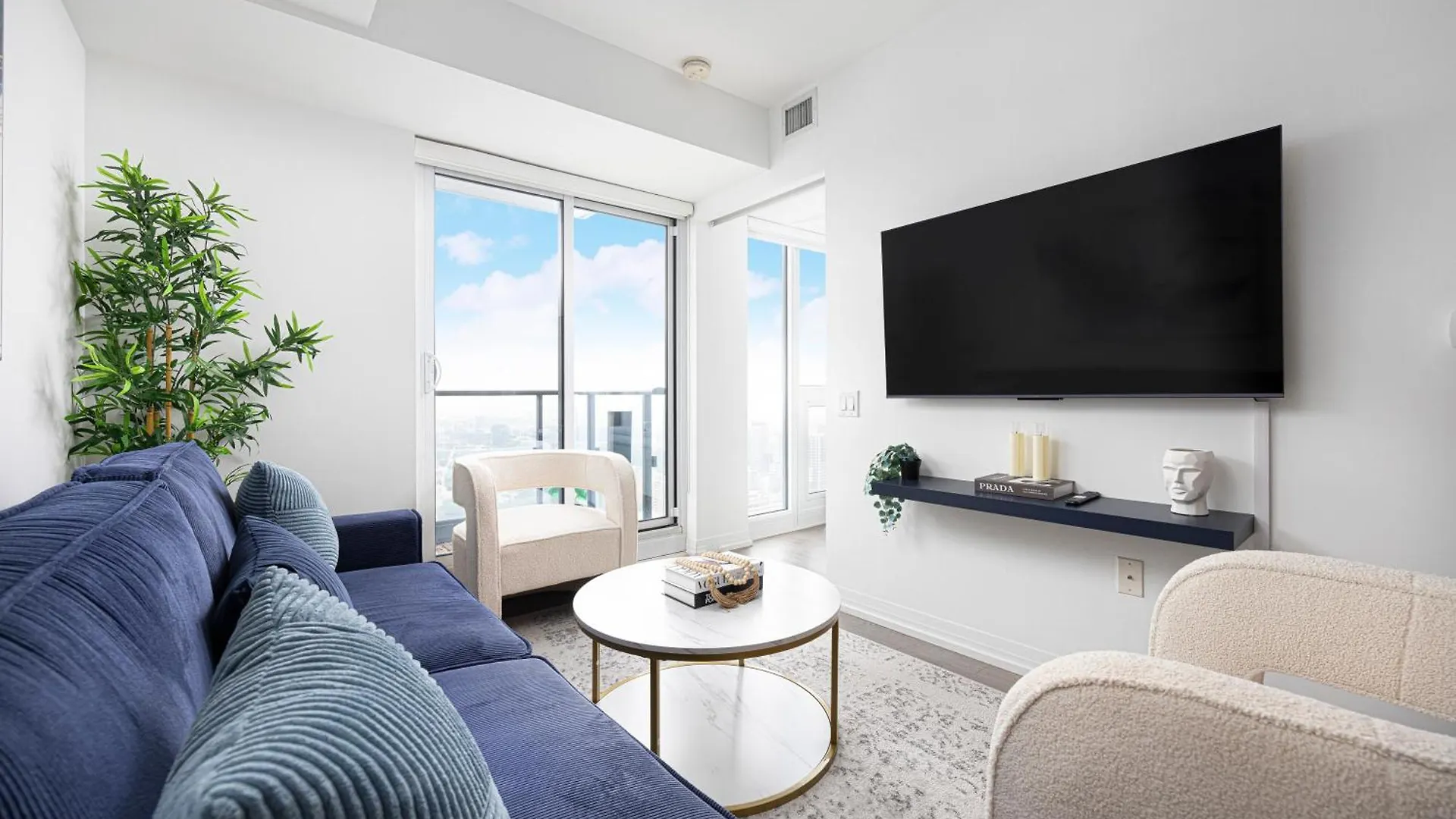 Luxury And Spacious Suite Steps To Eaton Center Toronto