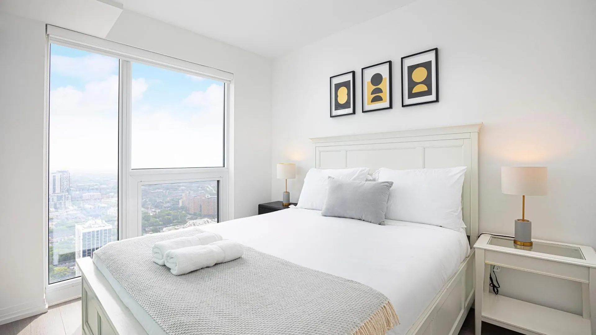 Luxury And Spacious Suite Steps To Eaton Center 0*, Toronto