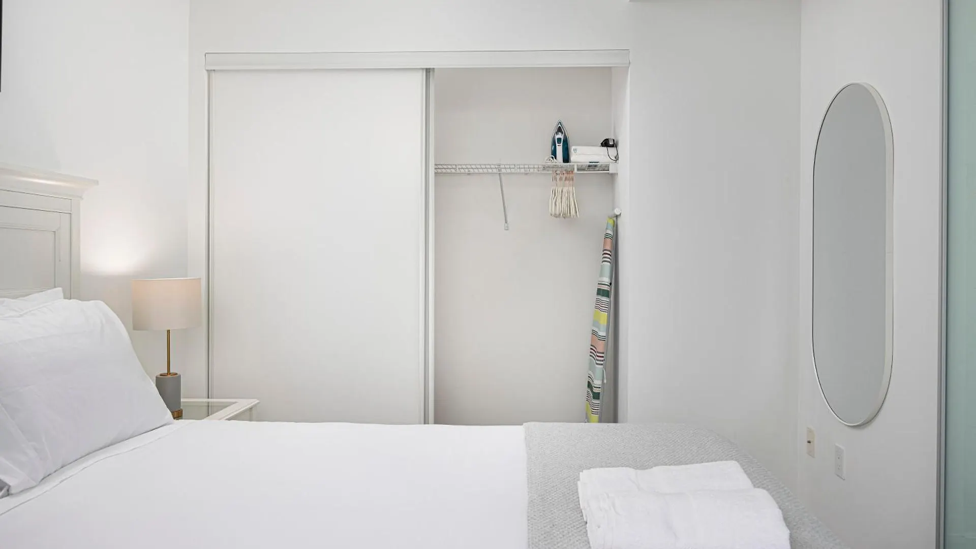 Luxury And Spacious Suite Steps To Eaton Center Toronto