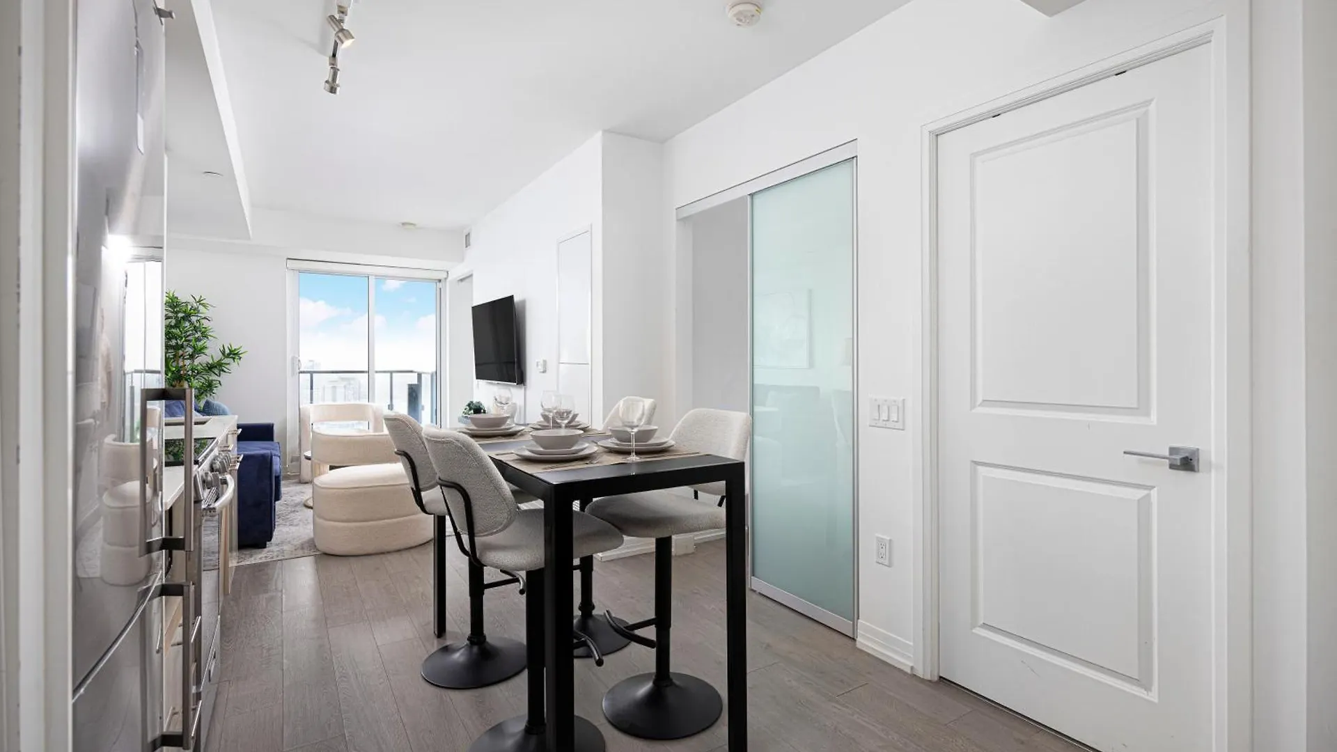 Luxury And Spacious Suite Steps To Eaton Center