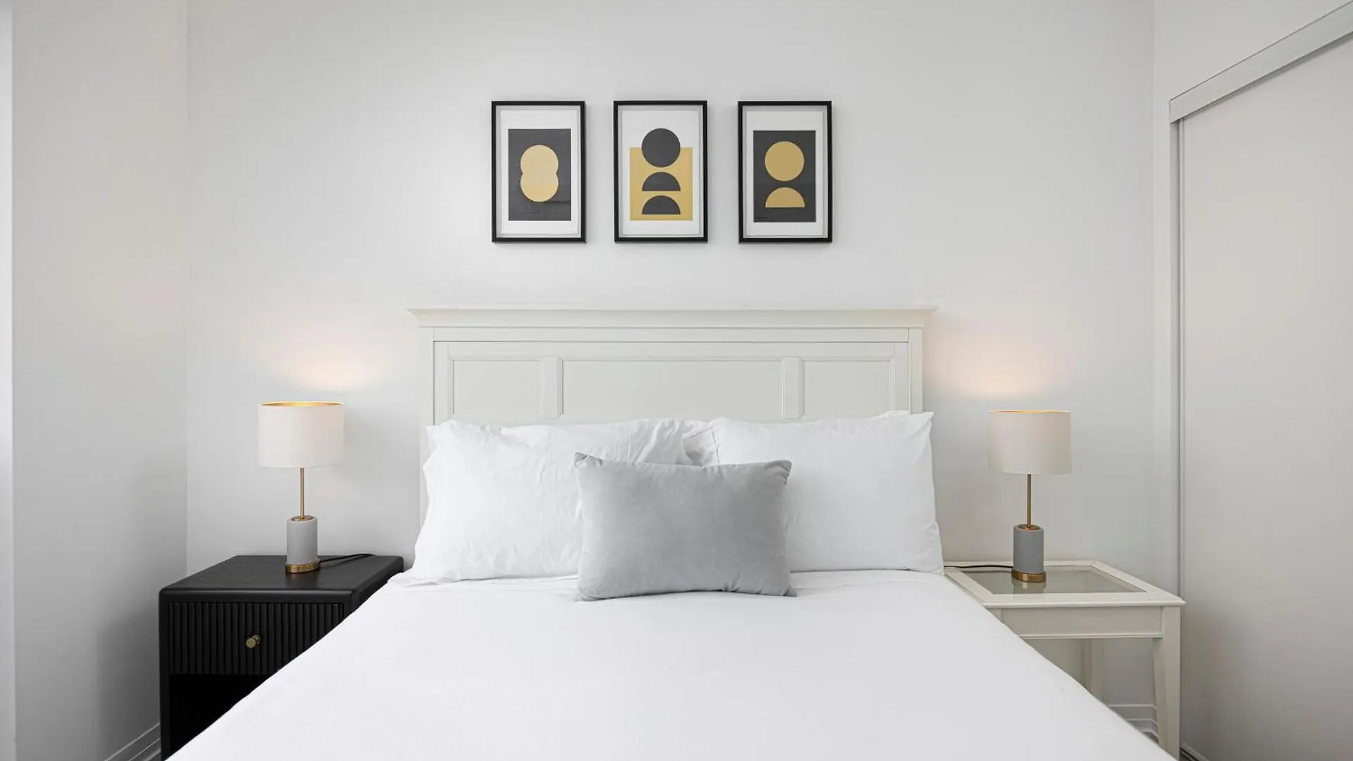 Luxury And Spacious Suite Steps To Eaton Center Toronto